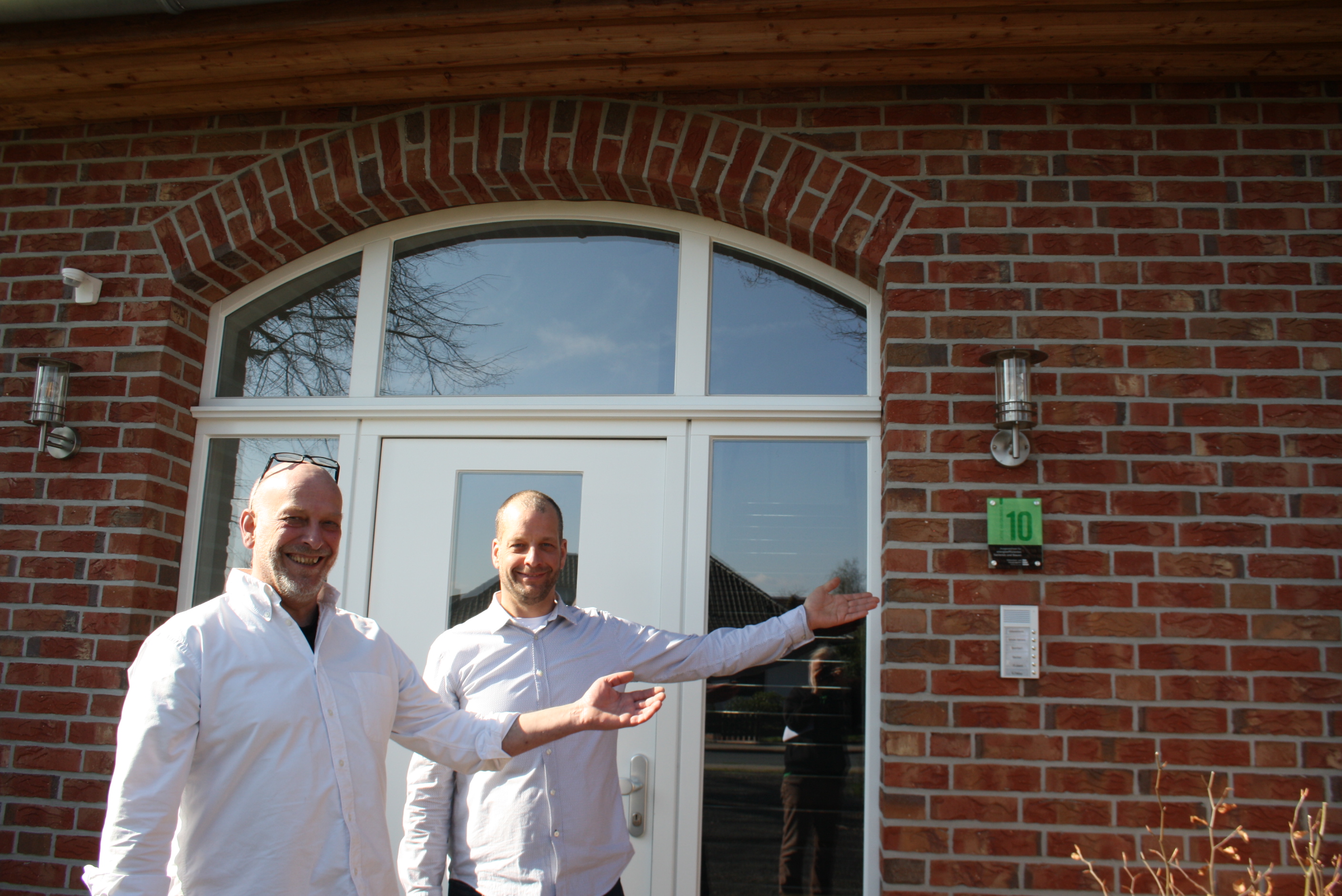 Matthias Büchtmann (l.) und Rüdiger Meyer (r.) freuen sich, dass ihr Haus in Quelkhorn mit der „Grünen Hausnummer“ prämiert wurde.